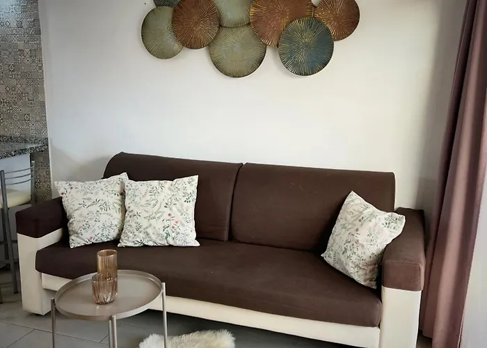 Buzzstays: 1-Bed Bungalow, Garden, Near Yumbo & Beach