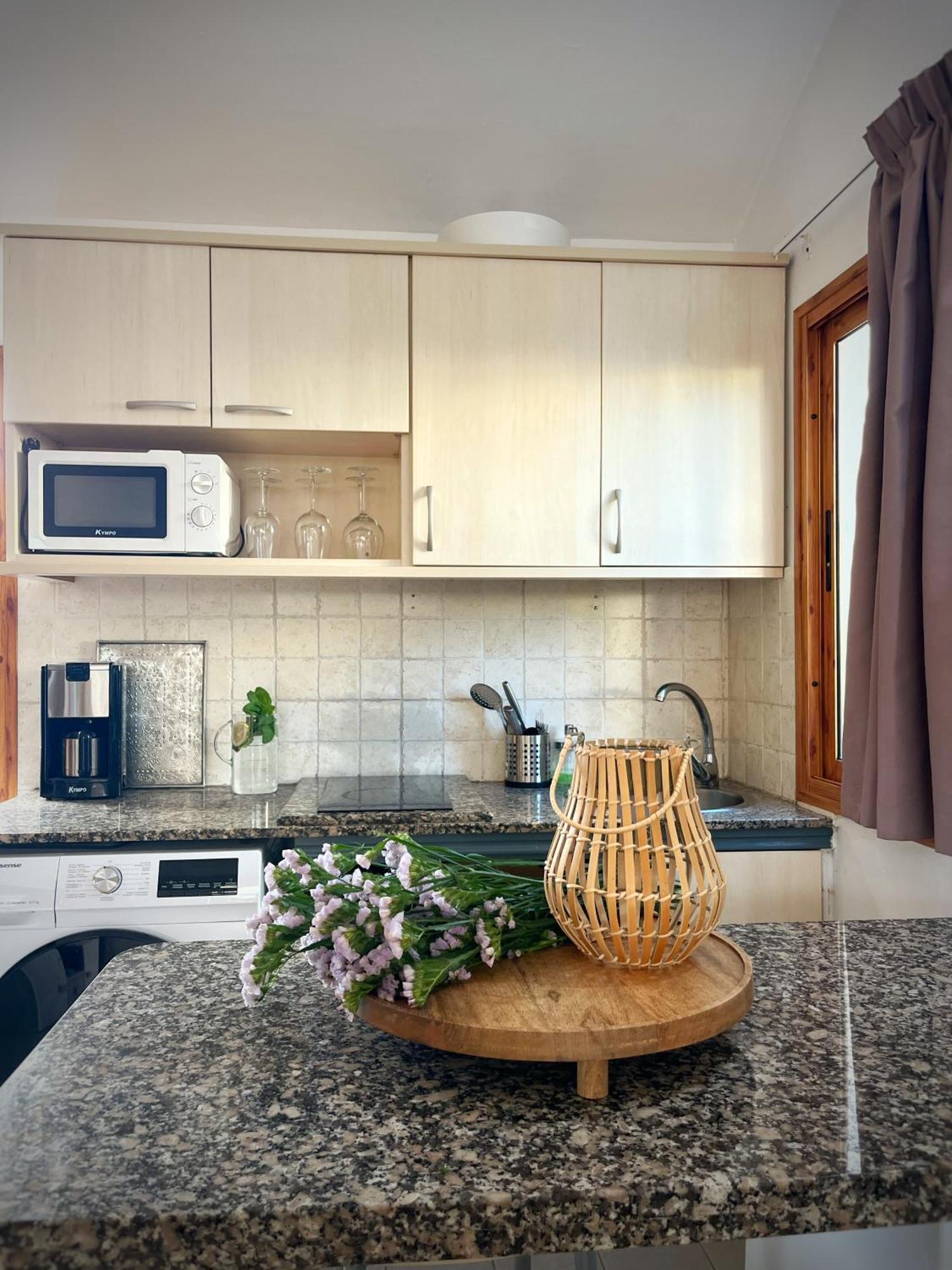 Buzzstays: 1-bed Bungalow, Garden, Near Yumbo & Apartment